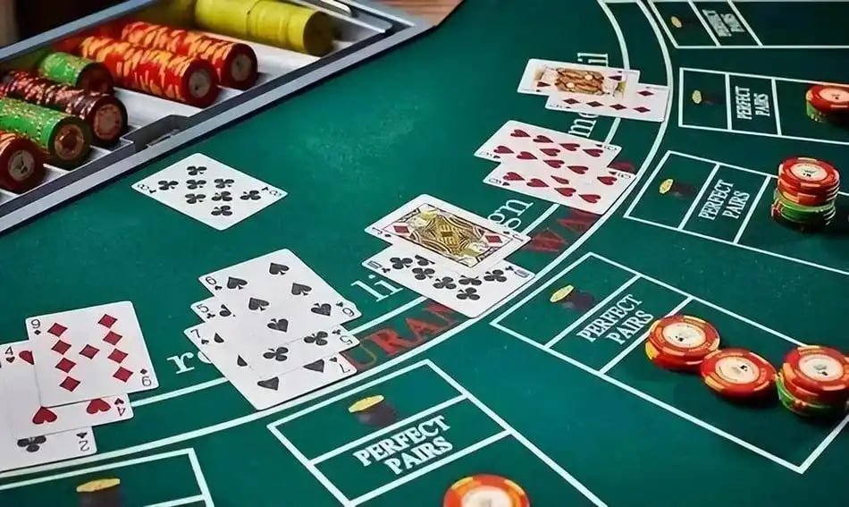 Filipino player joining a royalbet Bingo room on mobile phone